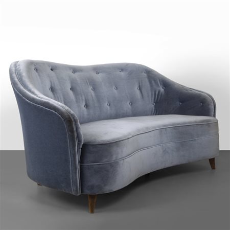 GIO PONTI Un divano, circa 1938. Struttura e gambe in legno, imbottitura con...