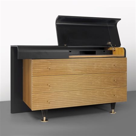PIERRE CARDIN Una cassettiera, anni '70. Legno di noce, legno laccato,...