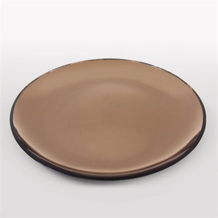 FONTANA ARTEUn piatto modello "2241", 1963. Cristallo colorato curvato...