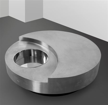 WILLY RIZZO Un tavolino girevole "TRG", anni '70. Base in legno rivestito in...