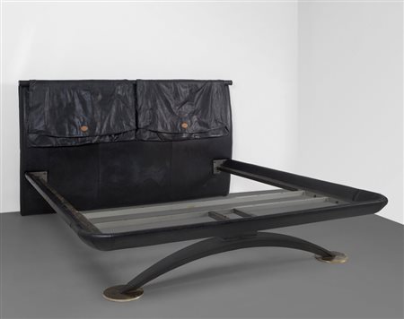 PIERRE CARDIN Un letto matrimoniale, anni '70. Ottone, acciaio verniciato,...
