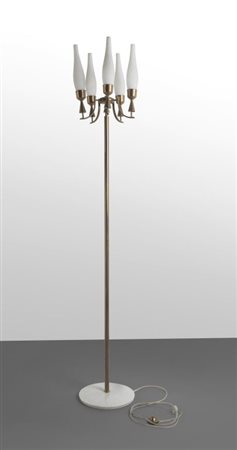 ARREDOLUCE Una lampada da terra, anni '50. Marmo, ottone, vetro satinato,...