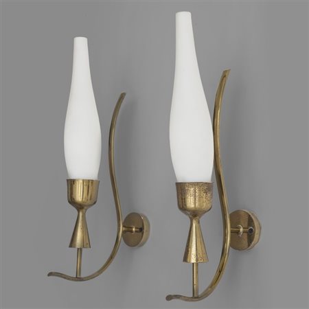 ARREDOLUCE due lampade a parete, anni '50. Ottone, vetro opalino satinato....
