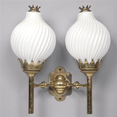 ARREDOLUCE Una lampada a parete, anni '60. Ottone, vetro opalino satinato....