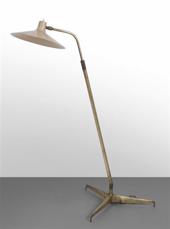 GIUSEPPE OSTUNI Una lampada da terra per O-LUCE, anni '50. Ottone, alluminio...