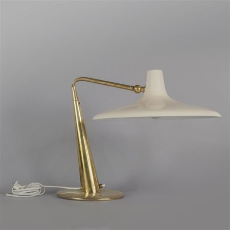 UNA LAMPADA DA TAVOLO, anni '50. Ottone, alluminio laccato. Altezza cm 35. A...