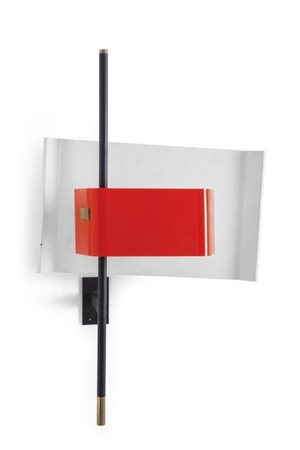 UNA LAMPADA A PARETE, anni '50. Ottone lucido e verniciato, alluminio...