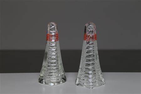 VENINI Coppia di obelischi in cristallo con fiamma corallo e lattimo, 1960...