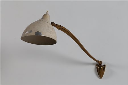 LACCA CESARE Lampada a braccio da muro in ottone e metallo laccato, 1950....