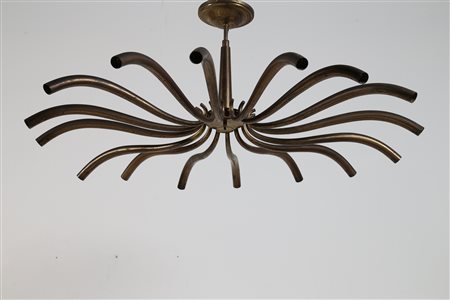 ULRICH GUGLIELMO Attrib. Grande lampadario a sedici bracci in ottone, 1950....