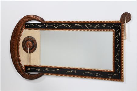 BUGATTI CARLO Grande specchiera in legno pergamena rame sbalzato e vetro,...