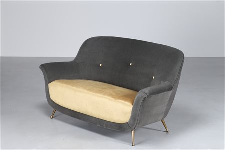 ISA BERGAMO Divano due posti in velluto e piedini in ottone, 1950. tessuto e...