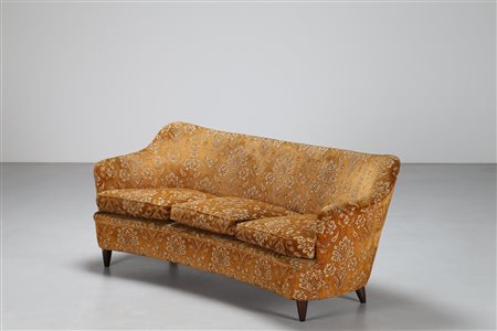 PONTI GIO' (1891 - 1979) Divano in tessuto giallo ocra a fiori con piedini in...