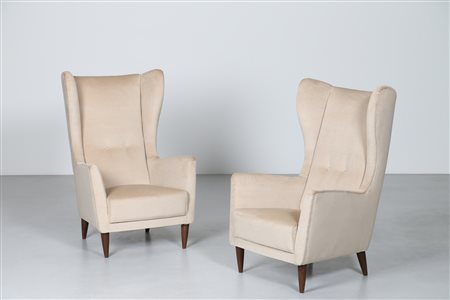 PONTI GIO' (1891 - 1979) Coppia poltrone in velluto beige e piedini in legno...