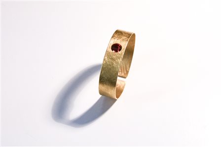 VITA ALBERTA (n. 1956) Bracciale movimento piccolo. 2004. Oro e spinello...