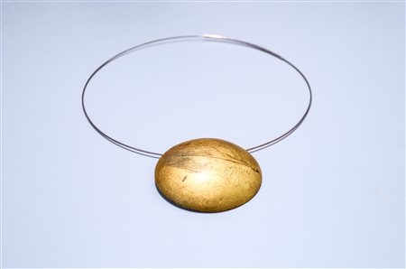 VITA ALBERTA (n. 1956) Collier Iside. 1995. Argento piuma e foglia d'oro. Cm...