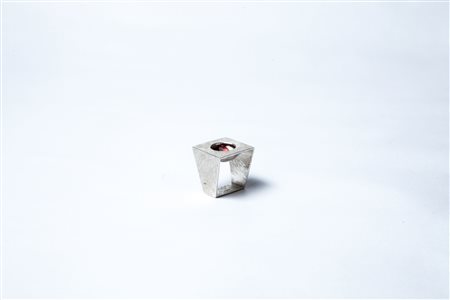 VITA ALBERTA (n. 1956) Anello Movimento. 1997. Argento e spinello rosso.. Cm...