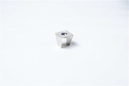 VITA ALBERTA (n. 1956) Anello Manhattan - movimento. 2000. Argento satinato e...