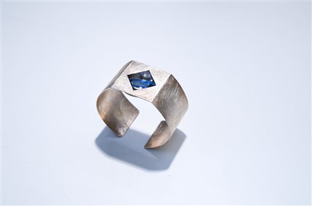 VITA ALBERTA (n. 1956) Bracciale movimento. 2003. Argento satinato e topazio...