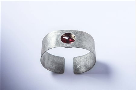 VITA ALBERTA (n. 1956) Bracciale movimento rotondo. 2004. Argento e spinello...