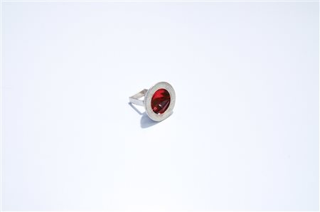 VITA ALBERTA (n. 1956) Anello movimento grande. 2007. Argento e spinello...