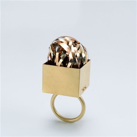 REVEANE PIERGIULIANO (n. 1943) Anello Matassa. 2014. Oro giallo, rosso, verde...
