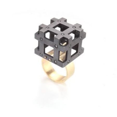 REVEANE PIERGIULIANO (n. 1943) Anello Cubo. 2013. Oro, argento ossidato e...
