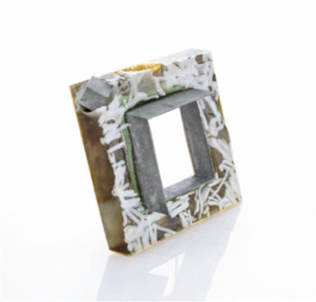 REVEANE PIERGIULIANO (n. 1943) Spilla Cornice. 2002. Oro giallo, zinco e...