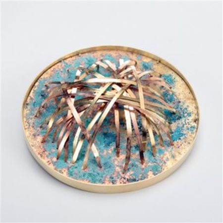 REVEANE PIERGIULIANO (n. 1943) Spilla Intrecci. 2012. Oro giallo, rosso,...