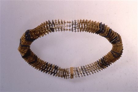 REVEANE PIERGIULIANO (n. 1943) Collana Ritmo. 1985. Oro e argento ossidato....