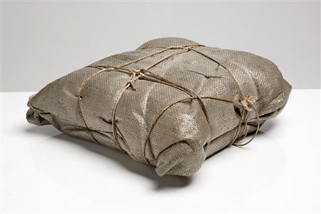 CHRISTO E JEANNE-CLAUDE Gabrovo 1935 PACKAGE, 1970 sacco, corda, stamponi e...