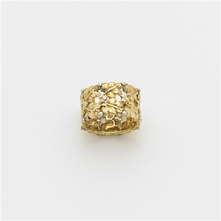 M. BUCCELLATI Fedina in oro giallo e bianco a guisa di foglie h 1,20 circa...