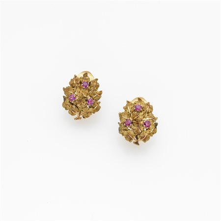 M. BUCCELLATI Orecchini a lobo con clips in oro giallo e rosso a guisa di...