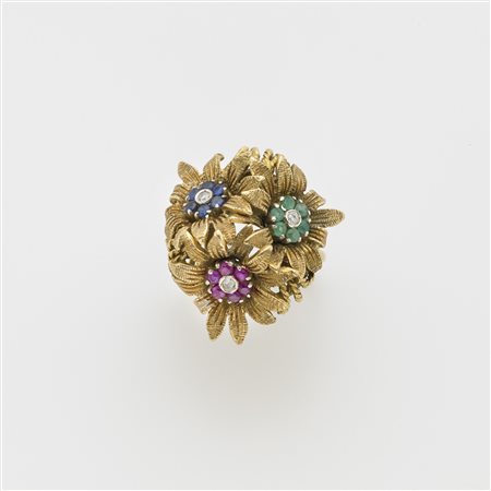 Anello in oro giallo a guisa di tre fiori lucido intrecciato e zigrinato con...