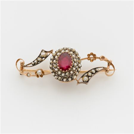 Spilla in oro rosso con microperle ed al centro una doppietta rossa ovale g....