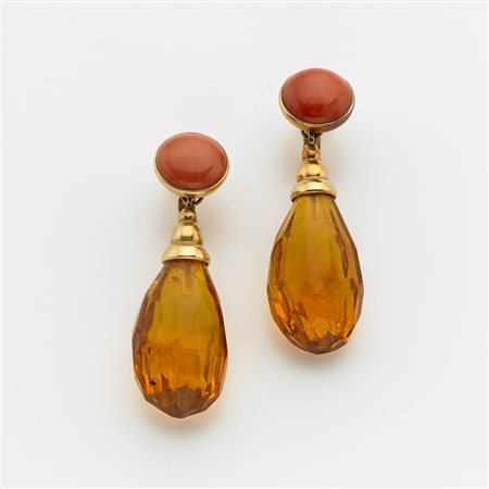 Orecchini pendenti in oro giallo con al lobo due coralli rotondi cabochon e...