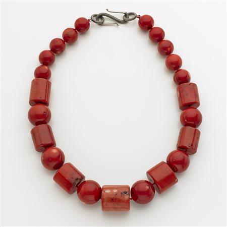 Collana in corallo rosso variegato formata da boules scalari da mm 20 a mm 28...