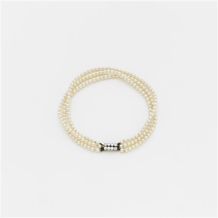 Bracciale a tre fili di piccole perle da mm.2,60 e chiusura in oro bianco e...