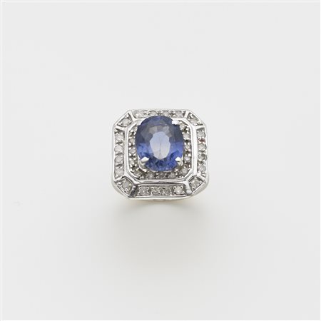 Anello in oro bianco con due giri di diamanti rotondi a contornare uno...