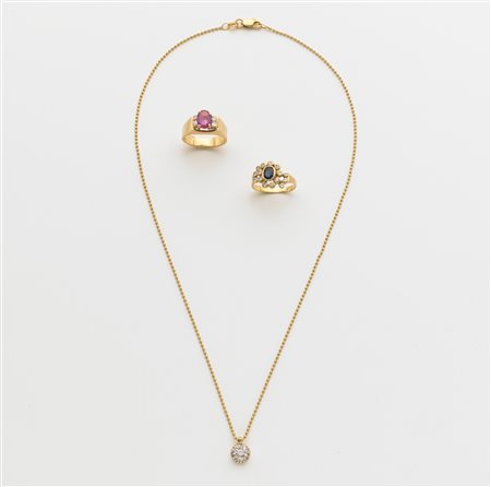 Lotto composto da anello in oro giallo con piccolo rubino, collanina in oro...