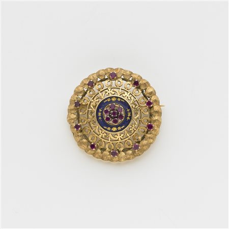 Spilla rotonda in oro giallo con rubini e smalto blu g. 10,80 diam. cm 3,30...