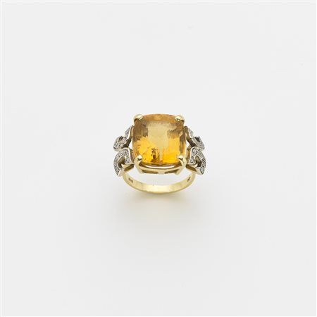 Anello in oro giallo e bianco con piccoli diamanti taglio huit-huit ed al...