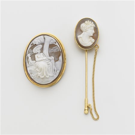 Lotto composto da una spilla e uno spillone con cammei rilegati in oro giallo...