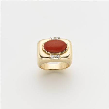Anello in oro giallo 585/1000 con al centro un corallo rosso ovale cabochon...
