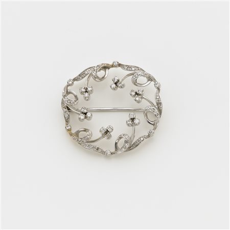 Spilla in oro bianco lucido e zigrinato con diamanti rotondi taglio huit-huit...