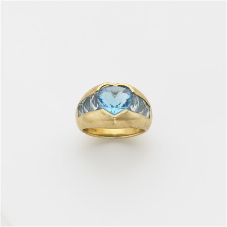 Anello in oro giallo con paste vitree azzurre rettangolari ed al centro a...