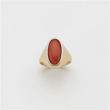 Anello in oro giallo e bianco con corallo ovale taglio cabochon di colore...