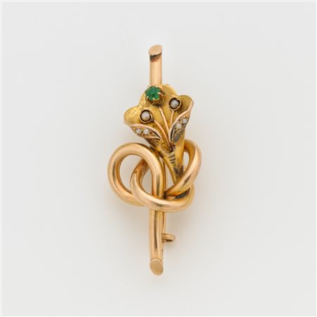Spilla in oro giallo a forma di calla con due microperle e pasta vitrea verde...