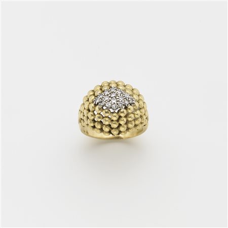 Anello in oro giallo a cupola di mezze boules con al centro un pavÈ di pietre...