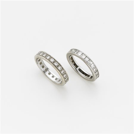 Due anelli eternity in oro bianco, uno con diamanti carrÈ e uno con diamanti...